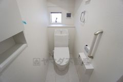 ウォシュレット、暖房便座、節電・節水機能など、使い勝手のよい高機能トイレです。