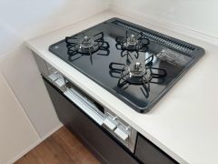 3種類の料理が同時に調理できる、3口ガスコンロ。忙しい夕食の支度時間が短縮できて効率よくお料理が楽しめます。