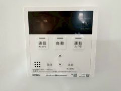 お湯張り、追い炊き、温度調節がボタンで楽々操作できる給湯器リモコンです＾＾忙しい夕飯の準備の時間帯に重宝しますね。