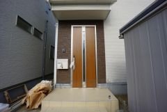 かざすだけで開閉できる、タッチキー採用の玄関。お買い物帰りで、両手がふさがってきても簡単に中に入れます＾＾