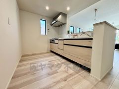 収納も、作業スペースも広々と設けられた使いやすいシステムキッチンです＾＾カウンターキッチンなので、ご家族と会話をしながら楽しくお料理ができます＾＾