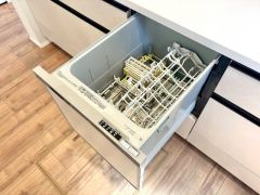 炊事時間を大幅に短縮できる食器洗浄乾燥機付き＾＾食器を洗う手間が減るので家族とのコミュニケーションの時間や自分の時間が増えますね。