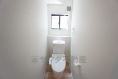 ウォシュレット付きトイレです。1階2階の2ヶ所にトイレがあるので、忙しい朝にもゆとりができますね＾＾