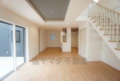 大きな掃き出し窓のあるリビングは、陽光あふれる明るい空間です。ゆったりと寛げる憩いの場となりそうです。
