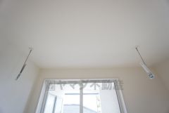 居室には室内干しができる物干し台が天井から設置されていて梅雨時期などにとても便利です。