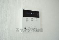 キッチン横からお湯張り、追い炊き、足し湯がボタン一つで楽々操作できる給湯機リモコンです＾＾忙しい夕飯の準備の時間帯に重宝しますね。