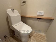 ウォシュレット付きトイレです。1階2階の2ヶ所にトイレがあるので、忙しい朝にもゆとりができますね＾＾