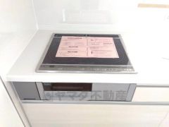 お手入れのしやすいIHクッキングヒーターです。3口コンロなので、効率よくお料理が楽しめます。