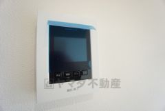 防犯性もばっちり、TVモニター付きインターホン完備。大きなモニターで玄関先を確認できます。録画機能が付いているので不在時の訪問者も確認できて安心です＾＾