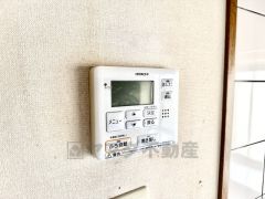 キッチン横からお湯張り、追い炊き、足し湯がボタン一つで楽々操作できる給湯機リモコンです＾＾忙しい夕飯の準備の時間帯に重宝しますね。