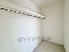 ウォークインクローゼット付き＾＾ハンガーパイプ下にボックスを置いて、枕棚を活用して、たっぷりと収納できそうです＾＾