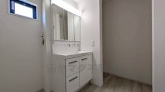 洗面台、洗濯機置き場、バスルームが連なっている、生活導線の考えられた作りになっています。