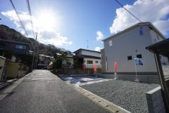 東側約5.1ｍの公道に面しています。 前面道路は広々としているので、駐車の苦手な方でも安心ですね＾＾