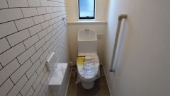 温水洗浄機付トイレです。節水機能もあるので、安心して使えますね。もちろん、1階2階の2ヶ所にトイレがあるので、忙しい朝にもゆとりができますね。
