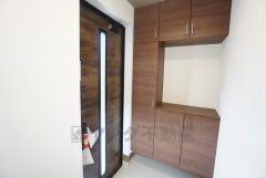 採光も考えられた明るい玄関です。たっぷり収納できるシューズボックス付きなので、家族全員の靴がきれいに整頓できます。