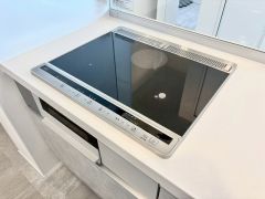 電気で温めるので火が発生しません。小さなお子様やお年寄りの方と生活されるご家庭には安心な設備です。火力も申し分ありません。