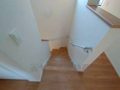 日中でも暗くなりがちな階段には、小窓を配置し採光も考えられたつくり＾＾手摺付きなので安全に上り下りできますね＾＾