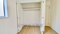 大きめのクローゼットがついた使いやすい洋室です。すっきりと整理整頓できるので気持ちよくすごせます＾＾