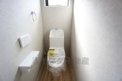 ウォシュレット付トイレです。窓付きのトイレは換気もしやすく清潔に使えます＾＾
