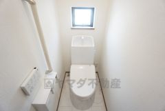 ウォシュレット付きトイレです。1階2階の2ヶ所にトイレがあるので、忙しい朝にもゆとりができますね＾＾