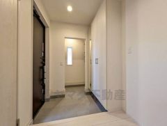 収納の多い玄関は、靴が多くてもすっきり片付けます