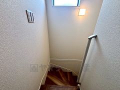 手すり付き階段。