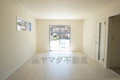 大きな掃き出し窓のあるリビングは、陽光あふれる明るい空間です。ゆったりと寛げる憩いの場となりそうです。