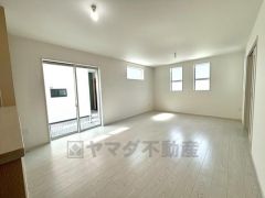 大きな掃き出し窓のあるリビングは、陽光あふれる明るい空間です。ゆったりと寛げる憩いの場となりそうです。