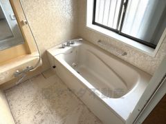 足を伸ばせる浴槽で毎日の疲れを癒しましょう。お子様と入っても十分ゆったりサイズです＾＾