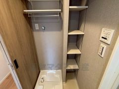 洗面台、洗濯機置き場、バスルームが連なっている、生活導線の考えられた作りになっています。洗濯機置き場横にちょっとした収納あり＾＾