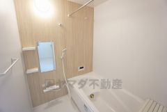1日の疲れを癒すくつろぎのバスルーム。足を伸ばしてもゆったりと入れるサイズです。お子様と一緒にお風呂に入っても狭くないですね＾＾