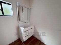 三面鏡にハンドシャワー付きで使いやすい洗面台です＾＾鏡裏と洗面ボウル下に収納付きの洗面台なので、整理整頓ができスッキリと使えます＾＾